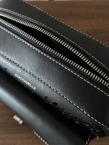 KABELKA COCCINELLE BEAT COWHIDE PERFOREE noir