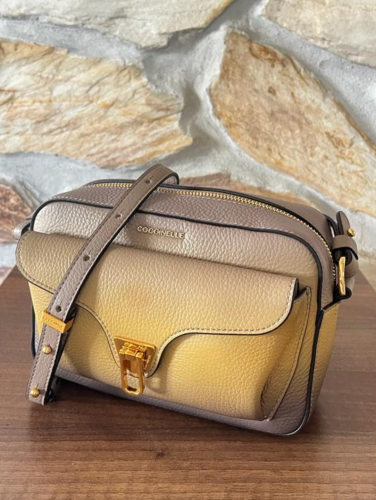 Coccinelle Beat Dégradé crossbody – mul.coffee/warm taupe