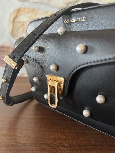 KABELKA COCCINELLE BEAT PEARL STUDS noir