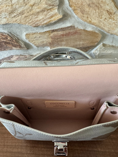 Coccinelle Arlettis Shadow Print crossbody kabelka – silver