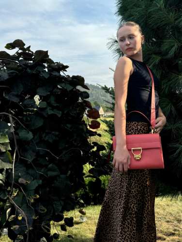 Coccinelle Arlettis Medium crossbody kabelka – grenadine red