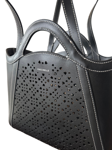 KABELKA COCCINELLE AMALIA COWHIDE PERFOREE noir
