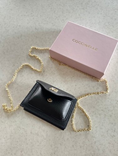 PÚZDRO NA KARTY COCCINELLE C-ME SMALL noir