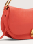 Coccinelle Magie kabelka Medium – grenadine red