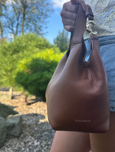 Coccinelle C-Easy kožená kabelka Small – cognac
