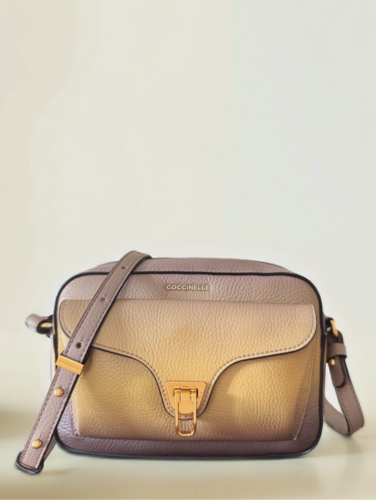 KABELKA COCCINELLE BEAT DEGRADE mul.coffee/warm taupe